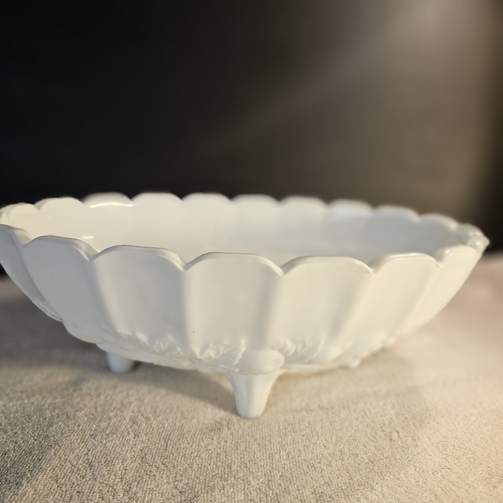 Elegant White Scalloped Serveware Bowl